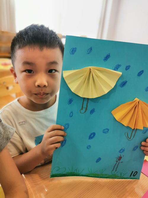 华新幼儿园大一班——手工绘画《小雨伞》