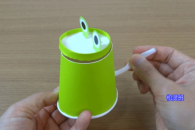 手工制作小动物:一次性纸杯简单做会张大嘴巴的青蛙(步骤图解)