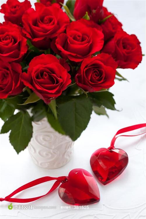 情人节玫瑰花背景高清图片,红玫瑰一束图片素材,红色心形配饰旁边的一
