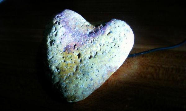 我也有块天然心形石,而且品相更像.只不过是颗普通的石头而已.